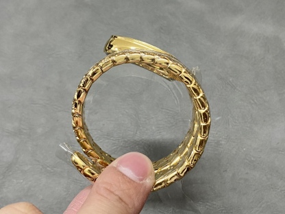 BVL工廠 品牌：Bvlgari寶格麗2022年新作稜形藝術
SERPENTIN SPIG系列腕表
錶盤：23*34mm          
機芯：瑞士石英
做工：32塊與眾不同尺寸的蛇身組成體，每一塊都是手工打磨拋光加工，電鍍0.05MM真金電鍍 如同包金一樣的產品[握手]