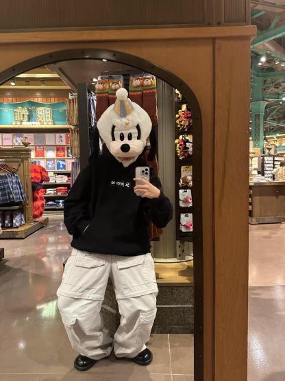 Supreme FW24 WEEK17 Box Logo Hooded Sweatshirt 胸前徽標刺繡logo口袋連帽衛衣帽衫
面料460克 高克重 面布質感強 韌性好 衣服收針處都有打套結（起到加固 久穿不變形 市面普通版本是沒有的哦） 歡迎對比 品質保證
F 尺碼：S M L XL