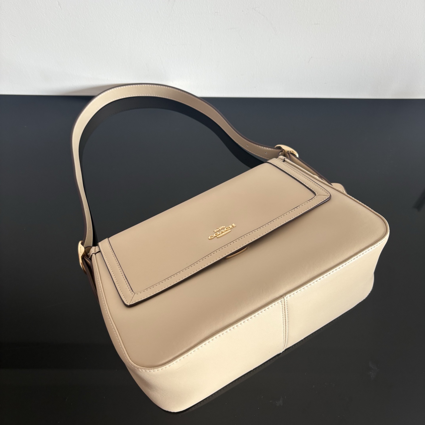 
[新品]COACH/蔻馳奧萊女士ETTA 29號翻蓋單肩包腋下包 CCE57 29*21*12