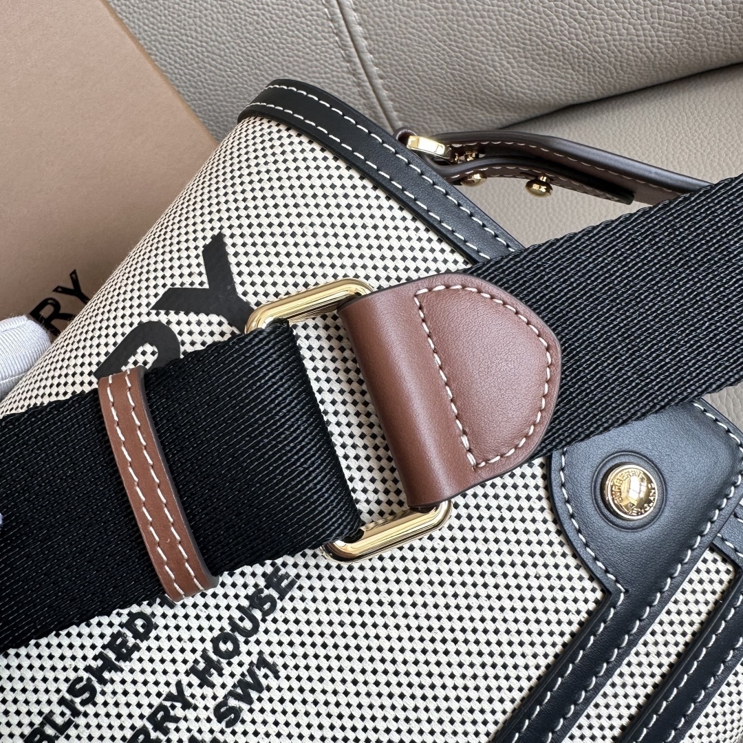 B家最新的寬肩帶斜跨包，選用進口牛皮與 Vintage 復古格紋打造，設有徽鐫標刻按扣。搭配拆可式背帶，點綴花提精紡的bur徽標。隨心變為換肩背包或手拿造包型。25 x 8.5 x 18cm🌟型號9061