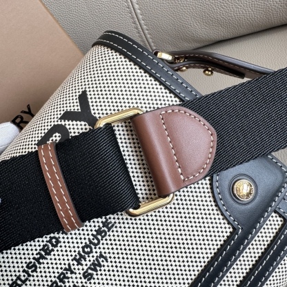 B家最新的寬肩帶斜跨包，選用進口牛皮與 Vintage 復古格紋打造，設有徽鐫標刻按扣。搭配拆可式背帶，點綴花提精紡的bur徽標。隨心變為換肩背包或手拿造包型。25 x 8.5 x 18cm🌟型號9061