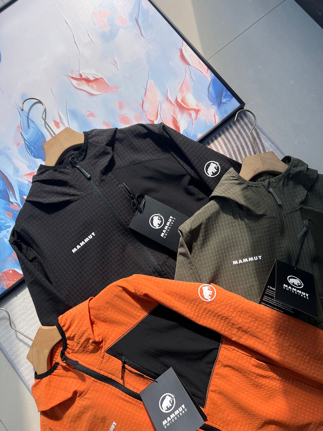 2026年春季新款猛獁象MAMMUT輕量單層彈力外套夾克 男女同款 軟殼連帽夾克
面料95的聚酯纖維 5的氨綸 輕盈帶彈力  手感柔軟舒適   不靜電 質感輕膚，，自帶纖維紋理 ，格紋凹槽 空氣流通  可快速散熱  吸濕排汗 
款式設計簡約大牌，胸口拼布拉鍊口袋 ，多處細節採用四針六線🧵設計點綴，肉眼可見的工藝美
手插口袋，做的壓膠無痕一公分外延  內隱藏拉鍊口袋 上下刺繡鎖邊 提升品質
彈力袖口 輕便舒適 ，下擺出帶有調節繩，穿搭風格可隨意切換
日常休閒  上班通勤 戶外運動  舒適百搭