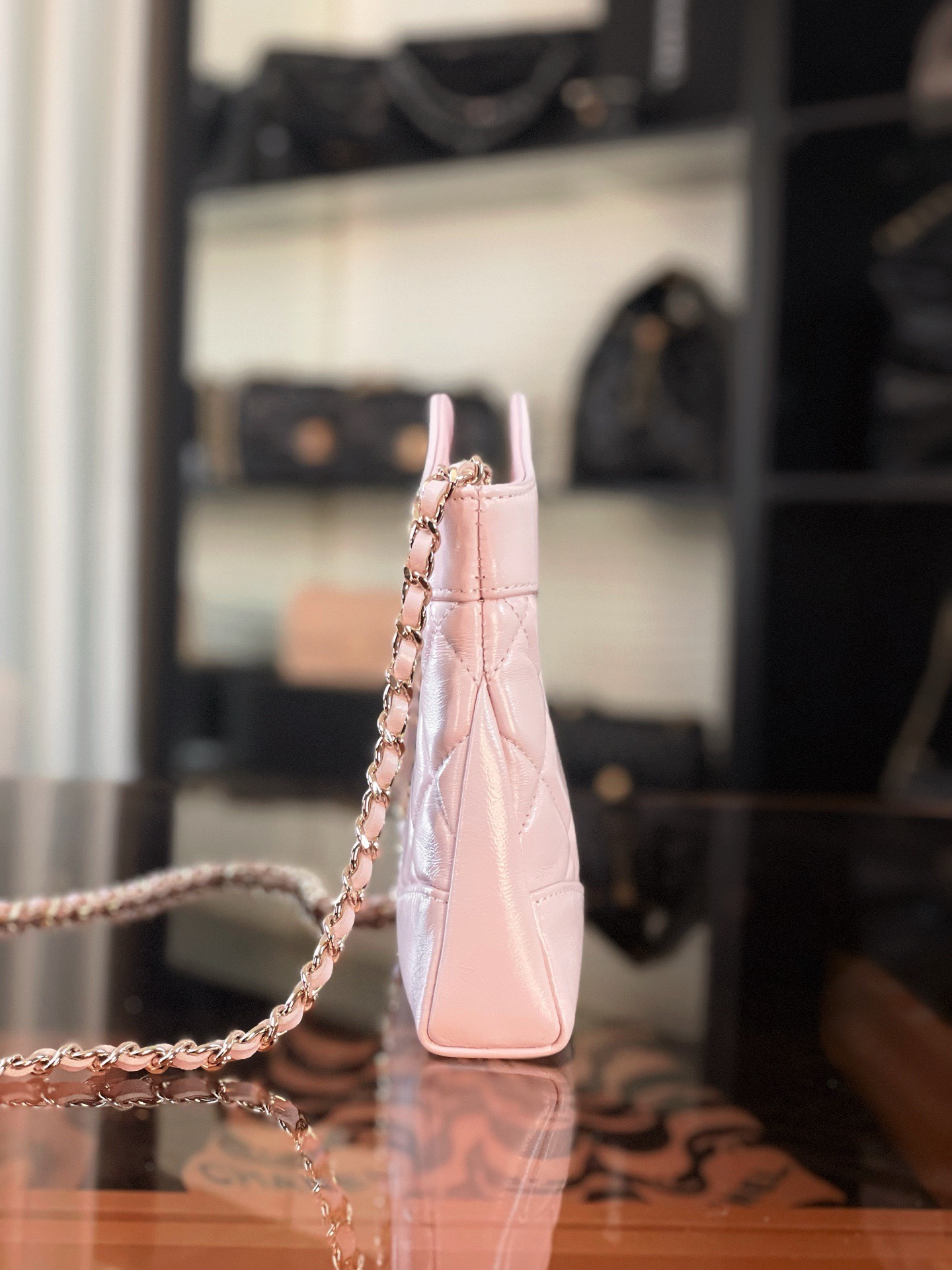 特▪️級鋼 大H實拍
全新到貨🆕𝗖𝗵𝗮𝗻𝗲𝟭 𝟮𝟓𝐏 羊皮系列
𝟥𝟣𝖡𝖺𝗀 𝖭𝖺𝗇𝗈 淺粉

𝟐𝟓𝐏橫版𝟥𝟣𝗆𝗂𝗇𝗂可愛無敵𝖦𝖾𝗍❕
“包王”經典再現巧妙設計🪄
滿足了時髦精的在所期待啦…
軟萌感讓我毫無抵抗力〰️

五金：厚鍍𝟣𝟦𝖪淡金
皮料:   金標𝗓𝗉原廠小羊皮
尺寸：𝟣𝟩.𝟧*𝟤𝟢.𝟧*𝟥.𝟧 𝖼𝗆
3656