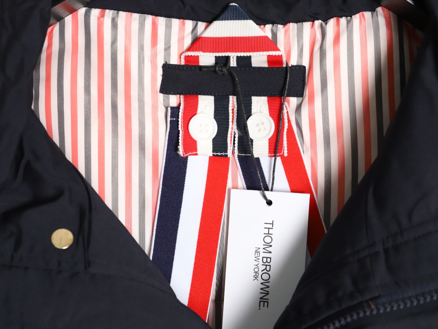 Thom Browne/湯姆布朗 袖標織帶長款羽絨服
採用進口90鴨絨填充 內外里加雙層內膽不會跑毛 高密度防風抗寒功能性面料 手感柔軟舒適  工藝更是精湛 嚴防鑽絨 採用國際先進的真空充絨技術 增加空氣隔層 不損傷羽線 能保持羽原有的柔軟性、彈性及手感 將羽絨的保暖性發揮到最佳！
N Size :1-3