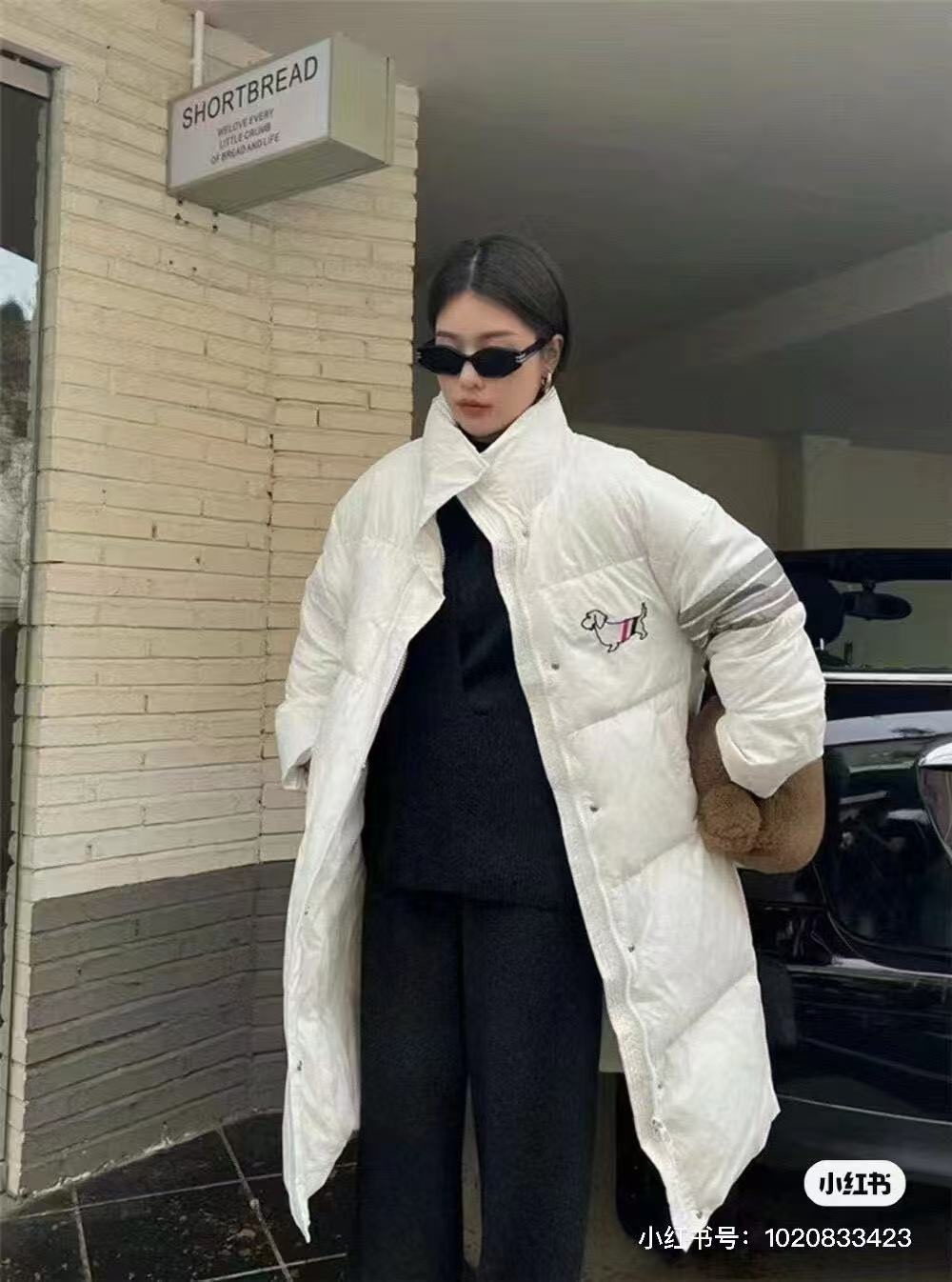 THOM BROWNE/湯姆布朗TB 四槓小狗長款羽絨服
採用進口90鴨絨填充 內外里加雙層內膽不會跑毛 高密度防風抗寒功能性面料 手感柔軟舒適  工藝更是精湛 嚴防鑽絨 採用國際先進的真空充絨技術 增加空氣隔層 不損傷羽線 能保持羽原有的柔軟性、彈性及手感 將羽絨的保暖性發揮到最佳！
N Size：S-M