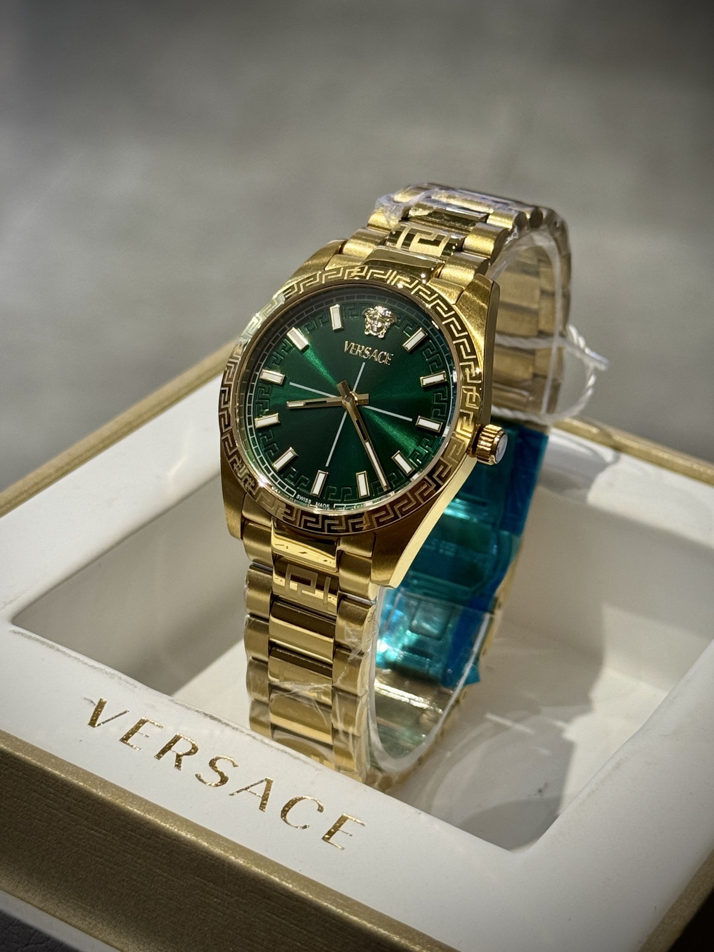 
Versace範思哲石英手錶，VERSACE MILLENYIUM  LADY系列，採用希臘回紋元素錶盤，12時位飾有美杜莎頭像展現範思哲經典圖案魅力，錶鏈印刻希臘回紋搭配雙按蝴蝶扣設計，兼具時尚與舒適，錶盤男款40mm 女款32mm 30米生活防水，進口石英機芯

立即搶購👉