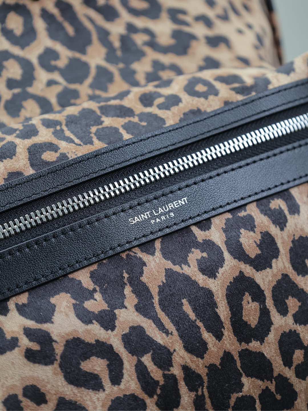 豹紋絨布配牛皮·
🎒雙肩包到了
專櫃限量推出 精工細活的打造出對版布料，搭配進口意大利牛皮，很輕很方便，實用也很能裝，簡約百搭款，男女通用！
尺寸：30x38x17cm 
型號：326865