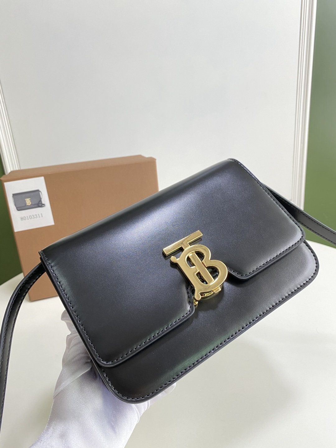 B家火爆🔥TB系列 “KINGDOM 王者之都” 簡潔利落的包身線條，質感和美貌度都超級感人，不經意的高級 ~ 金色標誌配著亮澤牛皮簡直復古至極 
這枚不爛大街 有辨識度 質感好 易搭配寶寶們喜歡嗎？😽
21 x 6 x 16cm🌟3311