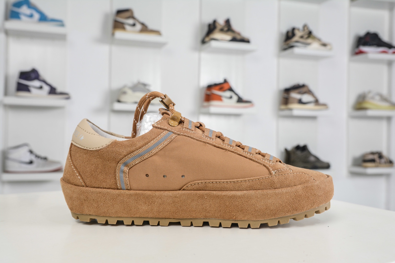 Golden Goose Super-Star 厚底抽繩休閒時尚復古做舊星星板鞋 
Size：35 36 37 38 39 40