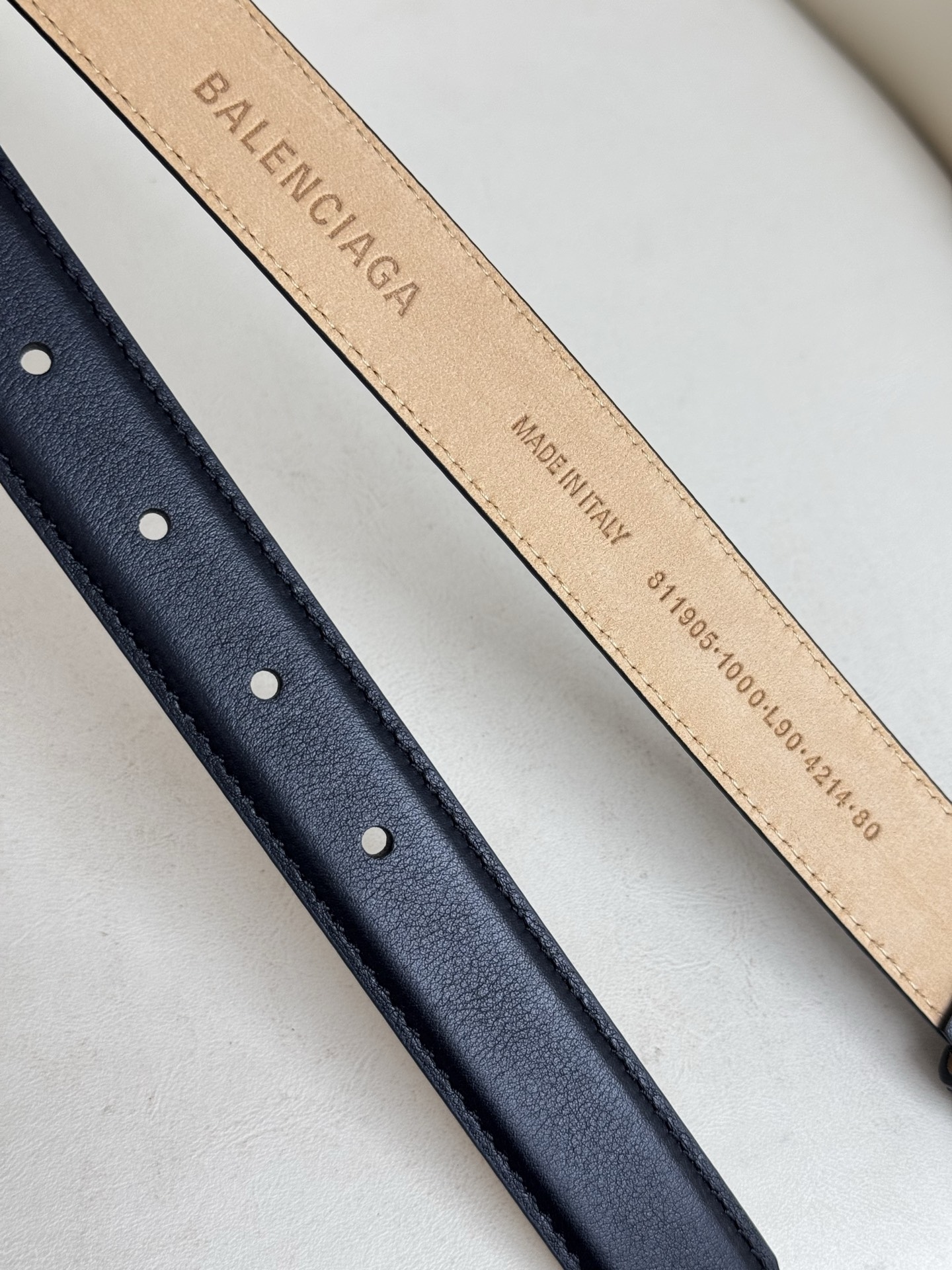 巴黎世家（Balenciaga）寬度2.5cm 是法國的奢侈品牌，作為時尚界最具影響力品牌之一的地位。設計師源於：都市時尚潮流獨特的設計風格，採用進口小牛皮製作；搭配純銅復古五金，使其更具魅力。值得擁有的百搭精品