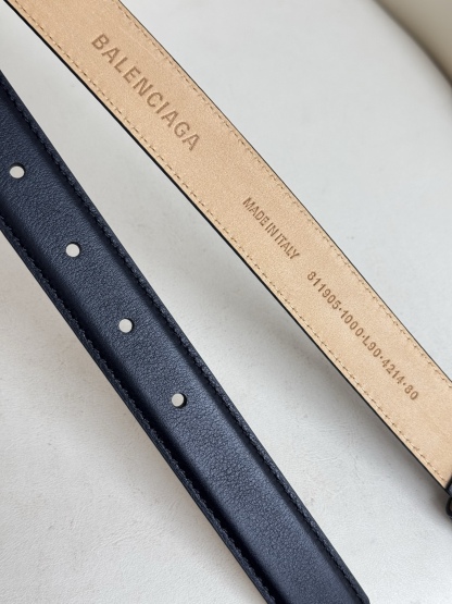 巴黎世家（Balenciaga）寬度2.5cm 是法國的奢侈品牌，作為時尚界最具影響力品牌之一的地位。設計師源於：都市時尚潮流獨特的設計風格，採用進口小牛皮製作；搭配純銅復古五金，使其更具魅力。值得擁有的百搭精品