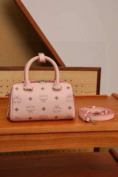 𝗠𝗖𝗠 𝗔𝗿𝗲𝗻 𝗘𝗦𝗦𝗘𝗡𝗧𝗜𝗔𝗟
霧霾粉𝗠𝗶𝗻𝗶#波士頓枕頭包

·Cp獨家®️老花滿印
🉑️單肩🉑️斜挎🉑️手擰
這款mini波士頓包對經典風格進行了全新演繹，採用淡粉色設計，是一款誕生於慕尼黑黃金時代的高端旅行包袋。經典Visetos材料製成，表達了向MCM根植於旅行理念的致敬。其外型讓人聯想起週末旅行包，採用乾淨利落的線條設計，並配有方便開啓的加長拉鍊。做工精細，一絲不苟，頂部提手由手工進行纏繞、針縫和邊緣上漆。
