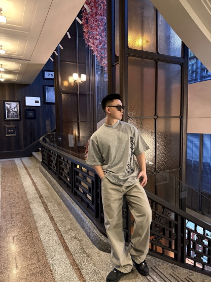 🔝BALENCIAGA巴黎世家BLCG 側邊草體字母短袖T恤
正品購入開發，40支雙紗巴黎棉210克，1*1配套十字羅紋280克，進口刺繡，面料酵洗，定制1：1商標，寬松版型
B Size：S-XL