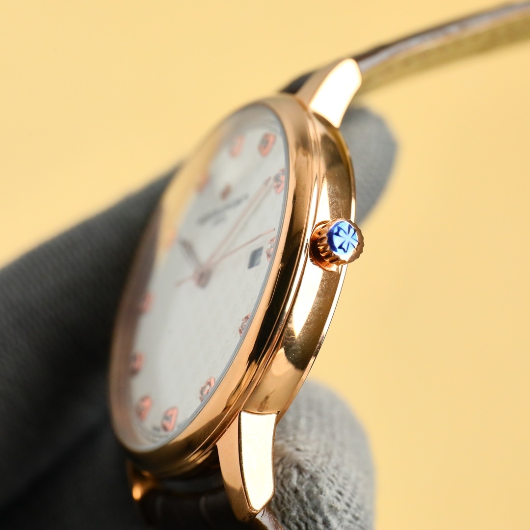 
最新款推薦   市場最高復刻 V4升級版本 江詩丹頓VC傳承系列85180腕表！
1⃣️【表殼】尺寸40MMX9MM，完美圓形的表殼，搭配微孤式表耳設計，使之更加貼合佩戴者的手腕。每一個成品殼套，都需經過MK嚴格的質量把控，方能還原正品獨特的質感。
2⃣️【機芯】9015鋼輪等部件均由MK制表師精工裝飾，自動擺陀更是鍍有18k金，最大限度呈現原裝精湛的工藝水平。
3⃣️【表鏡】前後兩片藍寶石玻璃鏡面，均有防眩暈鍍膜處理。
4⃣️【錶帶】雙層意大利小牛皮，搭配馬耳他十字針扣。