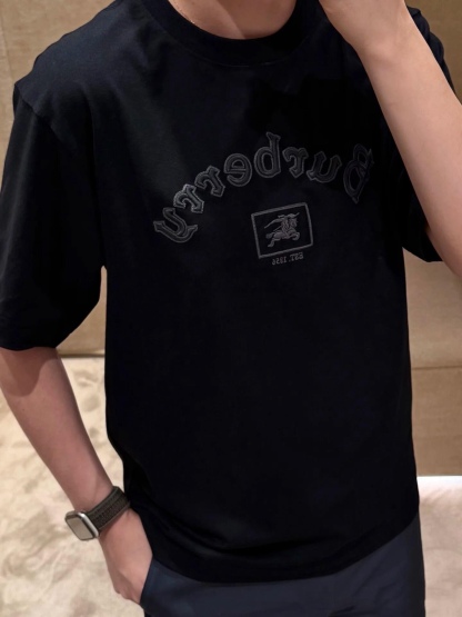 🔝BURBERRY巴寶莉BBR 哥特體刺繡短袖T恤
正品4550購入，100%洗後維斯棉235克，舒彈羅紋285克，進口刺繡，面料酵洗，定制1：1商標，寬松版型
B Size：S-XL