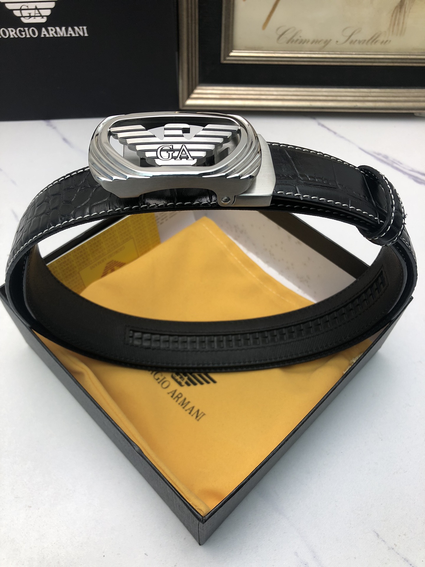 阿曼妮：原單頭層牛皮鰐魚紋面，內襯頭層小牛皮底，搭配原單自動扣，可裁剪的自動帶，此款腰帶面雙採用意大利原定廠制進口牛皮帶身 ，對專版櫃足寬3.5