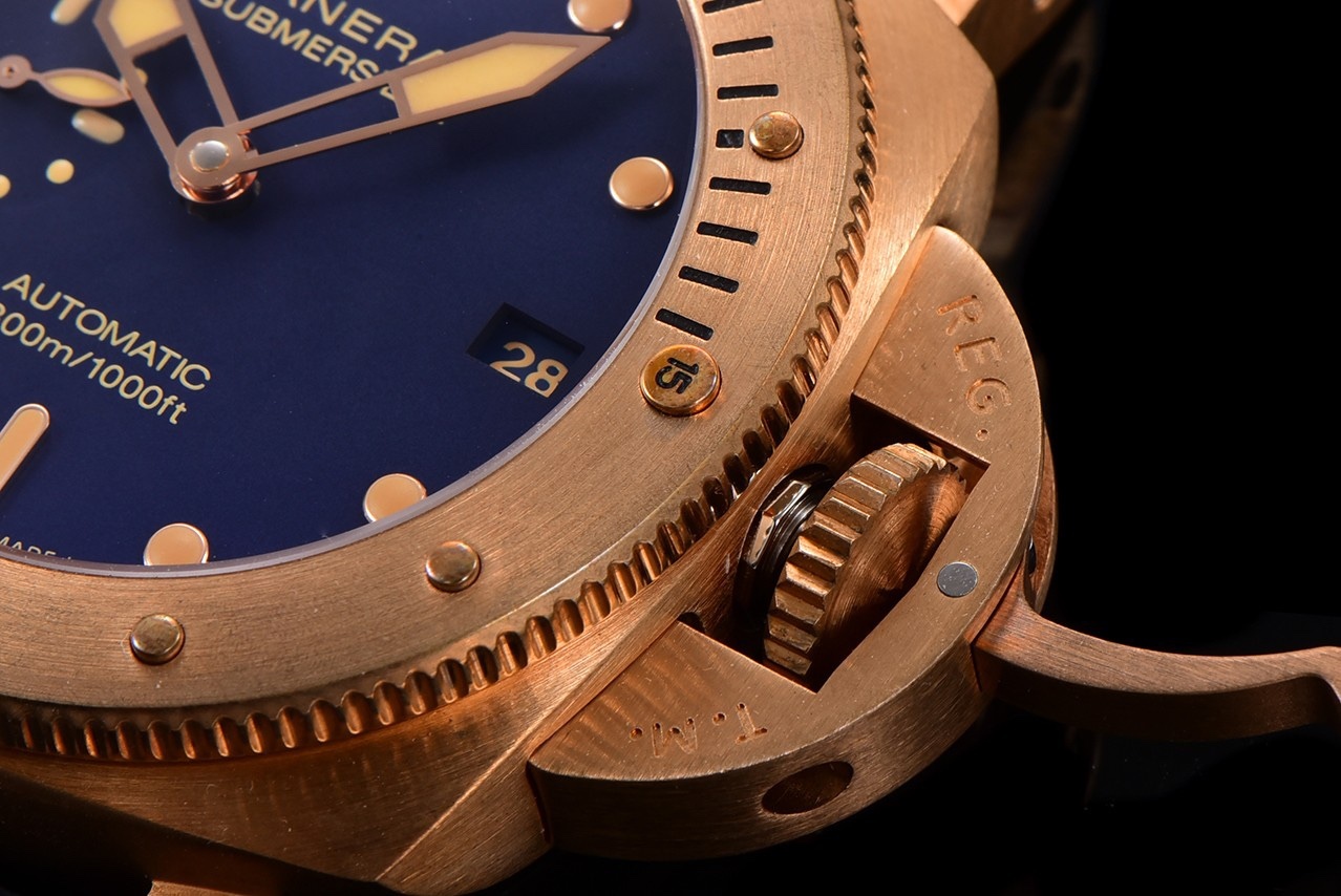 SB限量發行：沛納海潛行系列PAM01074腕表，青銅表殼搭配藍色意大利進口小牛皮錶帶，啞光藍色錶盤，棒狀及圓點時標以米色Super-LumiNova™夜光塗層塗覆，綠色夜光顯示，搭載P.900型自動機械機芯，42毫米。