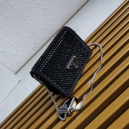 【 原單】🎉項鍊水晶小包🎉1MR024新色🎉🎉這款Duchesse面料卡片夾通體飾以仿水晶，於表面營造出光影格調和虹彩炫色，彰顯華美且不失功能性的設計。最愛是這條可拆卸可調節鐵璉肩帶，又可當腰包裝飾😍😍又可當搭配衣服項鍊裝飾，中間三角形標可調節活動，賦予單品多樣的佩戴方式。空間可裝口紅💄/耳機/鑰匙🚗....夜燈下bling bling,太美了。值得入手🎉🎉尺寸：長11.5cm*高8cm