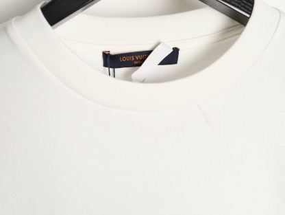 🔝LOUIS VUITTON LV 亮片字母特種刺繡短袖T恤
正品購入，26支雙紗全棉精梳棉220克，1*1索羅娜羅紋280克，特種刺繡，面料酵洗，定制亮片、章仔、商標，合身版型
B Size：S-XL