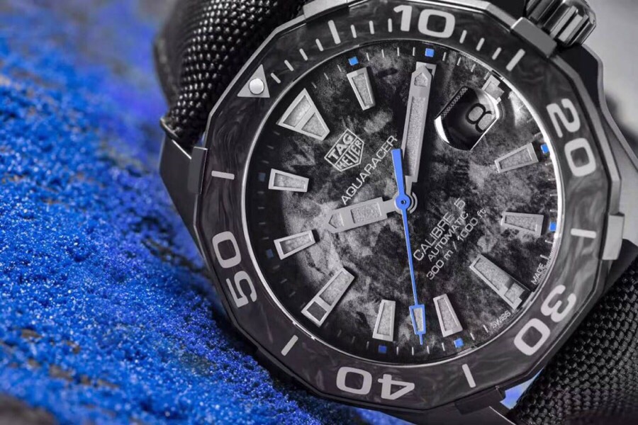 新款泰格豪雅碳纖維到貨！年終巨獻！結合碳元素、鈦元素、隕石元素三大元素為主題，以黑色為主色調，再以藍色、黃色、玫瑰金於黑色中亮起，鮮活明亮！表殼與表扣為主的鈦合金材料，表面則是整表的靈魂所在！此表面為原裝原版表面！！（以放大鏡側面視覺效果為準！）多層印刷複製出隕石佈局的效果！圈口以碳纖維材料與鈦合金的結合，尼龍材料和頭層牛皮、硅膠結合，用藍色、黃色、黑色線配合手錶對應的顏色！～41mm表徑，全新全套出！