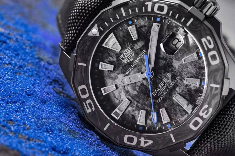 新款泰格豪雅碳纖維到貨！年終巨獻！結合碳元素、鈦元素、隕石元素三大元素為主題，以黑色為主色調，再以藍色、黃色、玫瑰金於黑色中亮起，鮮活明亮！表殼與表扣為主的鈦合金材料，表面則是整表的靈魂所在！此表面為原裝原版表面！！（以放大鏡側面視覺效果為準！）多層印刷複製出隕石佈局的效果！圈口以碳纖維材料與鈦合金的結合，尼龍材料和頭層牛皮、硅膠結合，用藍色、黃色、黑色線配合手錶對應的顏色！～41mm表徑，全新全套出！