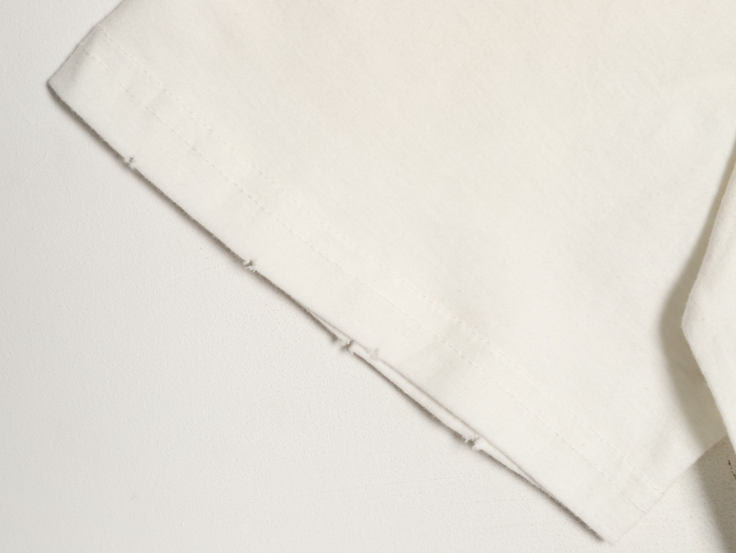 🔝Acne Studios 26SS 1996字母印花短袖T恤
面料是定制定染的32支220g原版雙紗棉，胚布經過高盂環保染色，裁大貨前還要進行高溫環縮水，降低縮水率的同時使得手感更柔軟舒適，印花方面必須五層膠漿，第一遍必須為進口打底漿，填平布料上極為細小的線洞，再由高溫床烤乾再劇頗色，採用油墨因熱平網印花，一共刷五層，每一層間隔為時間為30分鐘，才能保證出來的成品保持原版的質感，全套開發輔料
尺碼：S-XL