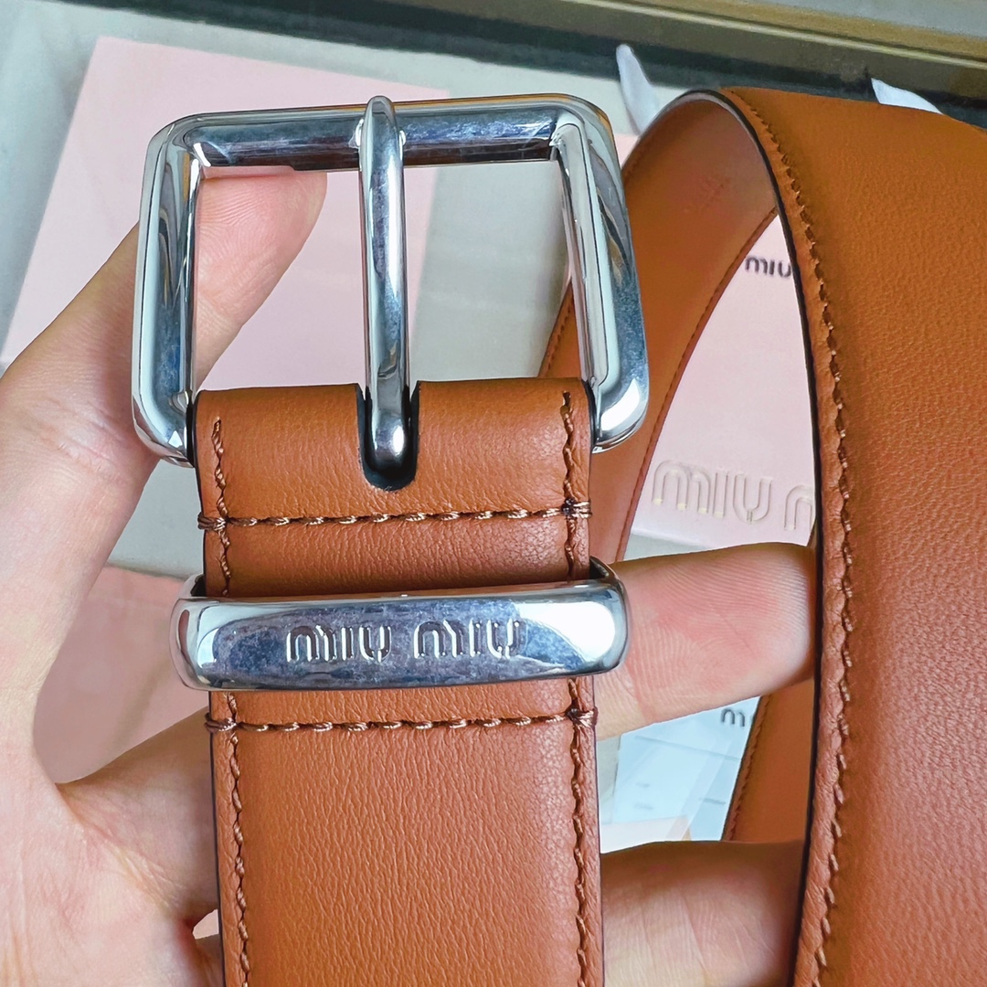 這款皮革腰帶設計簡約而優雅，腰帶環伴以Miu Miu徽標。雙面進口小牛皮 金屬搭扣 腰帶環飾激光雕刻徽標
寬度: 3.5cm
