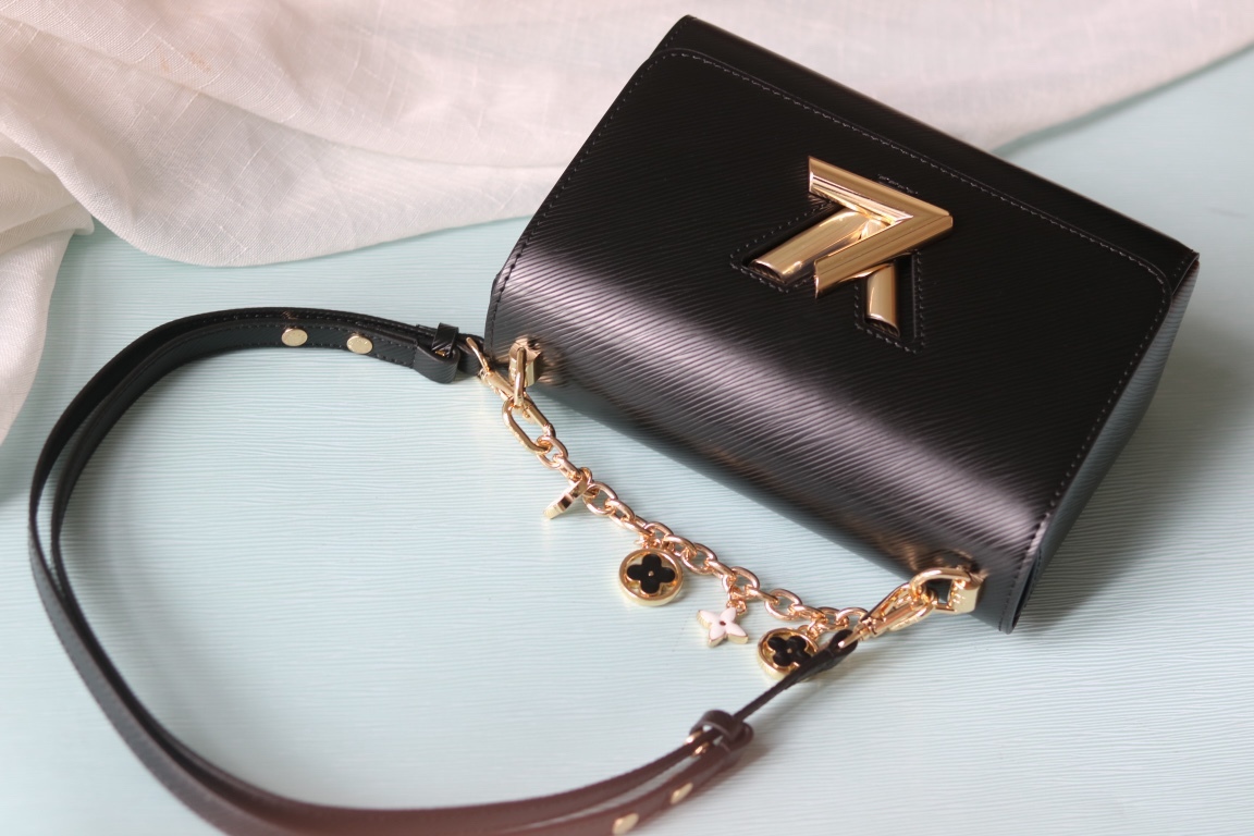 [玫瑰]最新款[玫瑰][玫瑰] 原版品質【獨家實拍 款號:50506/M11723/M11724/M11725 】
 本款 Twist 中號手袋擁有 Epi 皮革的考究肌理，搭配牛皮革內襯和光滑牛皮革飾邊。琺 Monogram 花卉懸掛於纖細鏈條，可拆卸並調節的肩帶實現肩背和斜挎選擇。17 x 9.5 x 23釐米(高 x 寬 x 長度)