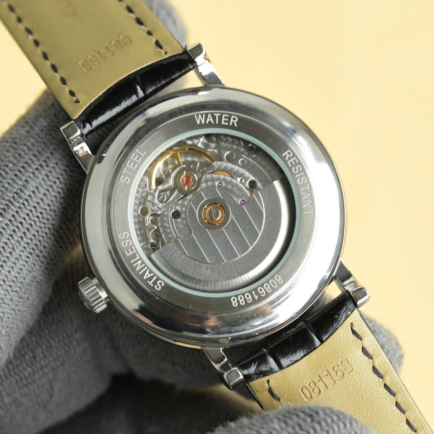 
江詩丹頓【VACHERON CONSTANTIN】傳襲系列男士腕表！全新複雜日月星辰多功能腕表，超強夜光。搭載原裝進口2824-2自動上鏈機械機芯，匯集月份顯示，日月相顯示等功能於一身，堪稱完美，秉承瑞士制表工藝，全鋼鍍納米鉑金表技術，PVD爐內電鍍工藝，法國藍寶石防刮鏡面，進口意大利小牛皮搭配原裝扣，打造出頂級完美產品，尺寸:40*10mm