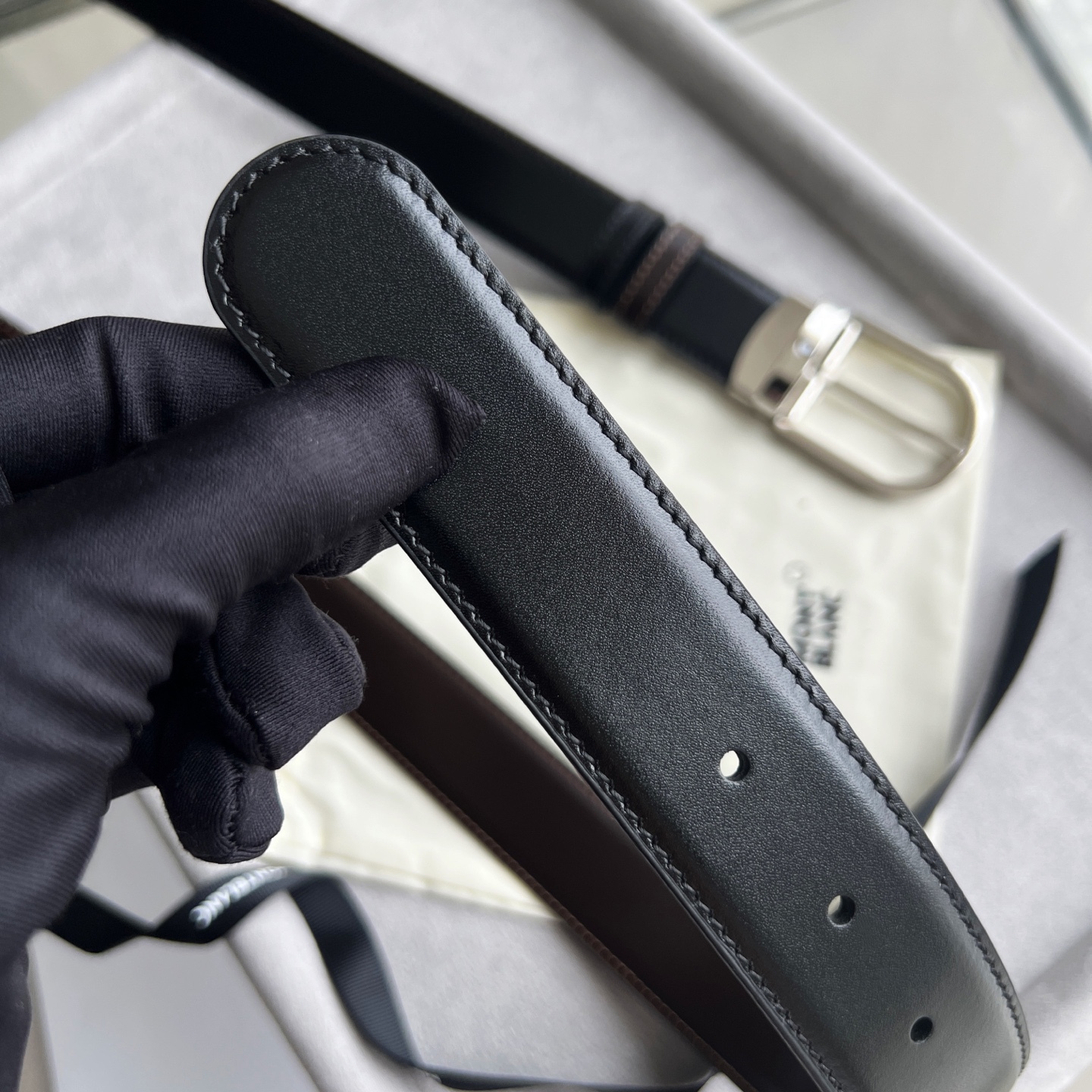 馬蹄形帶扣黑色/棕色雙面皮帶（35毫米）
馬蹄形閃亮鍍釕帶扣。可調節長度，3.5cm黑色和棕色雙面皮帶。打造經典靈動造型。
貨號 錶帶描述 黑色和棕色雙面牛皮皮帶 皮革圖案 金屬圓環上飾有萬寶龍六角白星 標識 搭扣裝置 易開啓裝置，可調節皮帶長度
搭扣形狀 馬蹄形主要顏色 黑色 | 棕色 搭扣類型 針扣式表扣