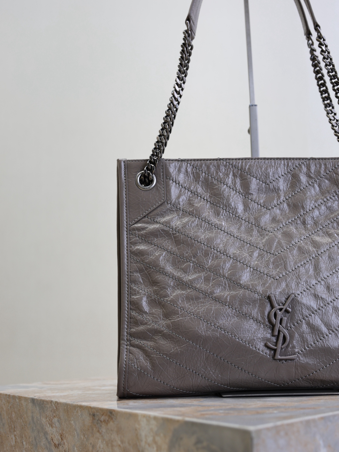 灰色·
Niki shopping bag_
意大利進口抓皺油蠟牛皮，五金是全牛皮包裹，工藝十分精湛！包袋中間有磁吸扣，保障了包包使用的安全性；內里有一拉鍊隔層及敞口插槽設計可放手機及零錢卡片，方便拿取，不會出現因為是大包而出現找不到東西的情況；包包自重非常輕，容量又足夠大，公文包、旅行包、購物袋、媽媽包隨意切換，實用性爆表！
型号：577999
尺寸：33x27x11.5cm
