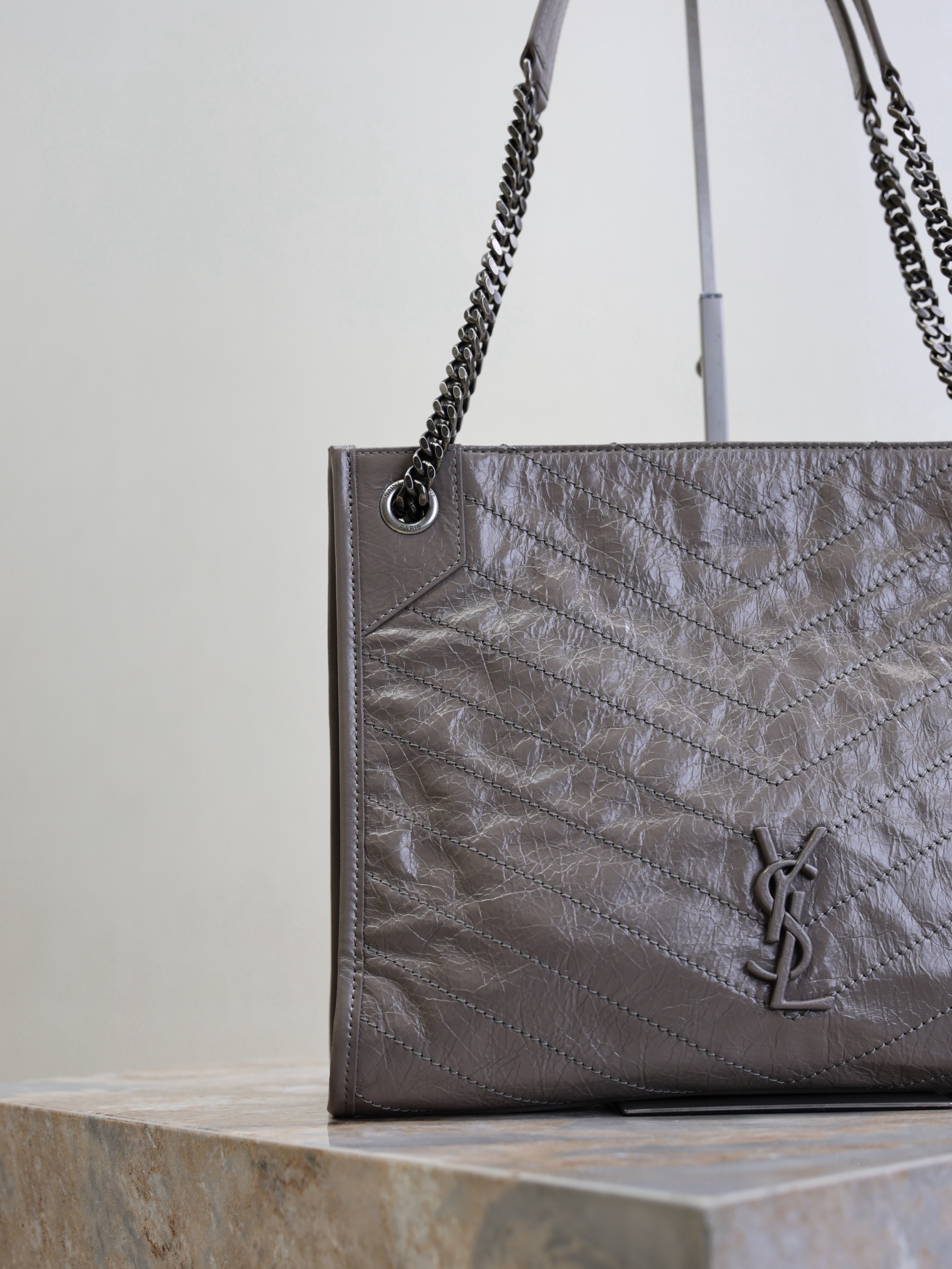灰色·
Niki shopping bag_
意大利進口抓皺油蠟牛皮，五金是全牛皮包裹，工藝十分精湛！包袋中間有磁吸扣，保障了包包使用的安全性；內里有一拉鍊隔層及敞口插槽設計可放手機及零錢卡片，方便拿取，不會出現因為是大包而出現找不到東西的情況；包包自重非常輕，容量又足夠大，公文包、旅行包、購物袋、媽媽包隨意切換，實用性爆表！
型号：577999
尺寸：33x27x11.5cm