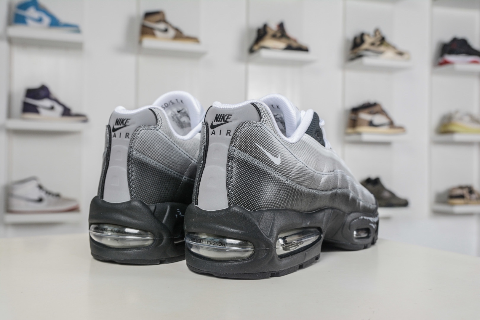 Yu-Gi-Oh! x NK Air Muscle 95時尚舒適減震耐磨低幫休閒跑步鞋 遊戲王聯名灰色
貨號：II7404 100 
 SIZE：40 40.5 41 42 42.5 43 44 44.5 45 45.5 46 47.5 48.5