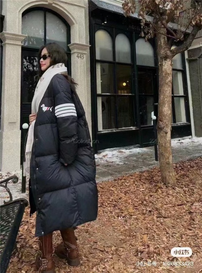 THOM BROWNE/湯姆布朗TB 四槓小狗長款羽絨服
採用進口90鴨絨填充 內外里加雙層內膽不會跑毛 高密度防風抗寒功能性面料 手感柔軟舒適  工藝更是精湛 嚴防鑽絨 採用國際先進的真空充絨技術 增加空氣隔層 不損傷羽線 能保持羽原有的柔軟性、彈性及手感 將羽絨的保暖性發揮到最佳！
N Size：S-M