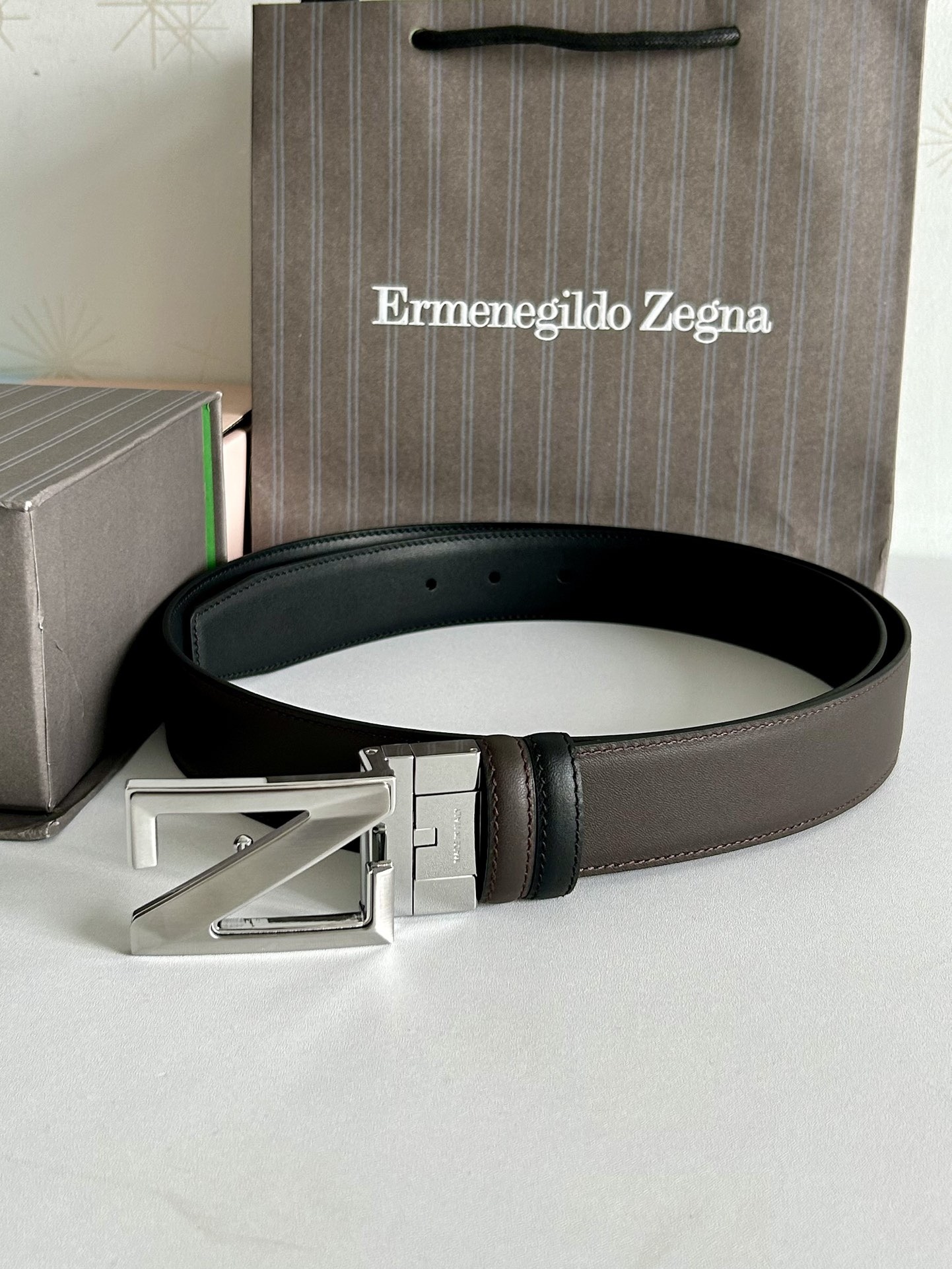 傑尼亞【Zegna】何謂當代男士 活動造型 系列，新款純銅旋轉針扣，雙面可用 隨心搭配，寬3.5cm，男士風尚的全新概念.