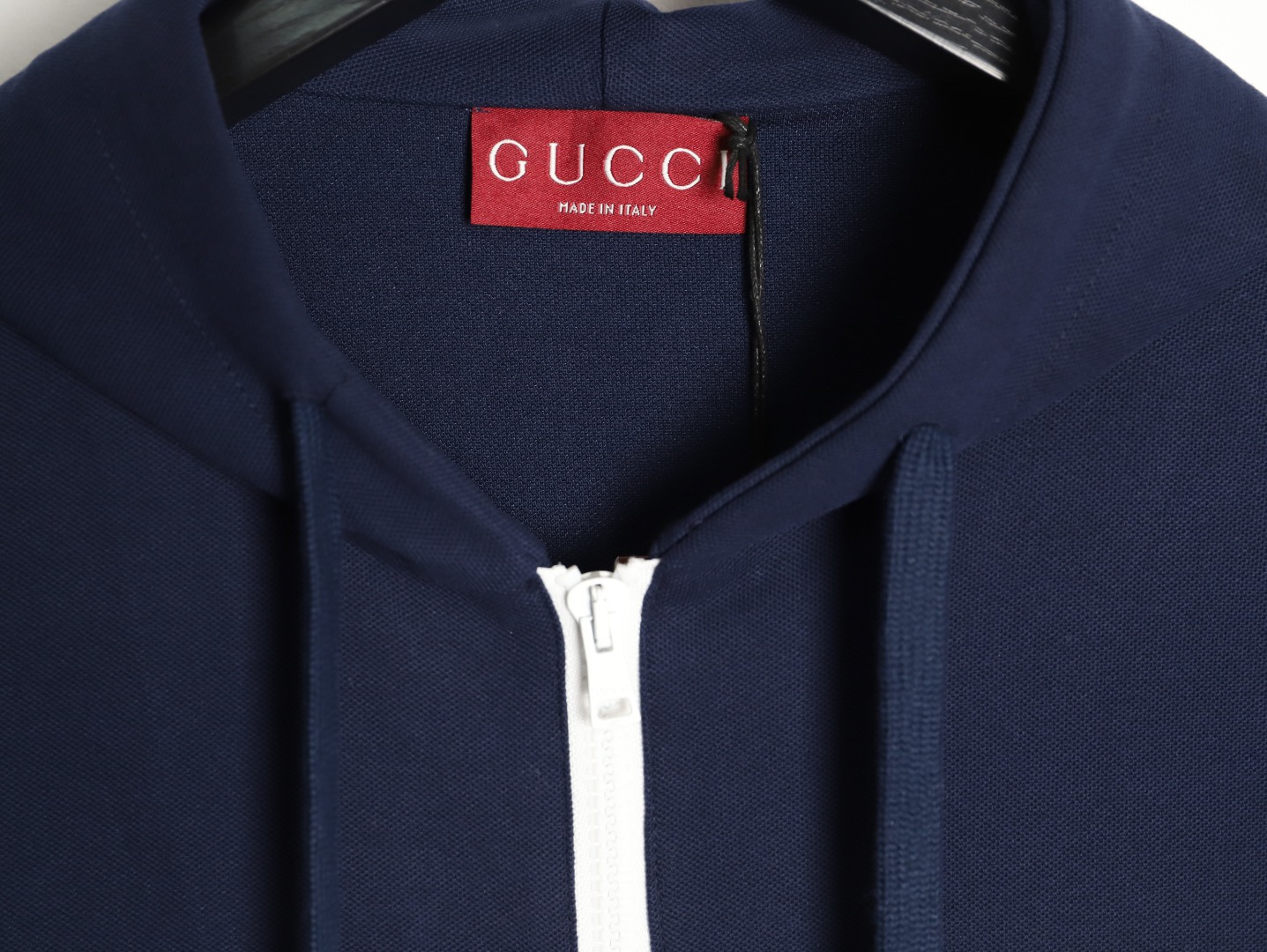 Gucci/古馳 G字母膠條拉鍊連帽外套
這款單品出自Lido系列，設計靈感源自意大利海岸的夏日風情和海灘俱樂部，早秋系列聚焦基礎廓形與經典細節，匠心呈獻日常服飾和晚裝造型，這款休閒連帽衛衣採用平紋針織面料精制而成，中央貫穿點綴G標識條紋印花，男女同款，定制輔料三標
A Size:S-XL