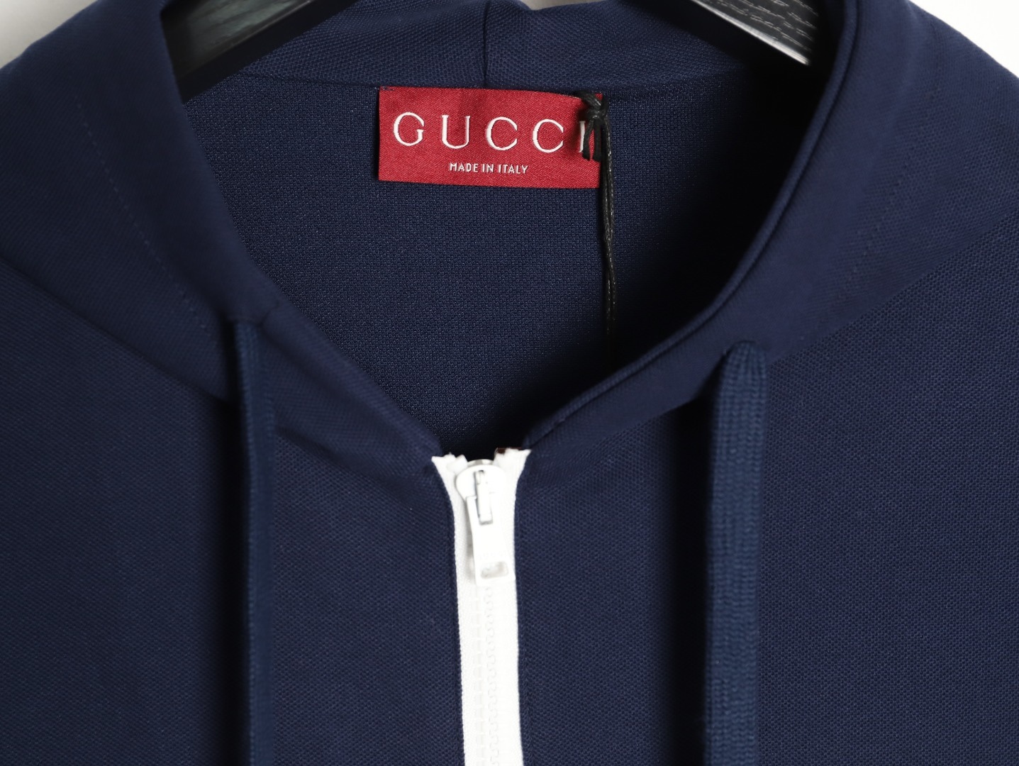 Gucci/古馳 G字母膠條拉鍊連帽外套
這款單品出自Lido系列，設計靈感源自意大利海岸的夏日風情和海灘俱樂部，早秋系列聚焦基礎廓形與經典細節，匠心呈獻日常服飾和晚裝造型，這款休閒連帽衛衣採用平紋針織面料精制而成，中央貫穿點綴G標識條紋印花，男女同款，定制輔料三標
A Size:S-XL