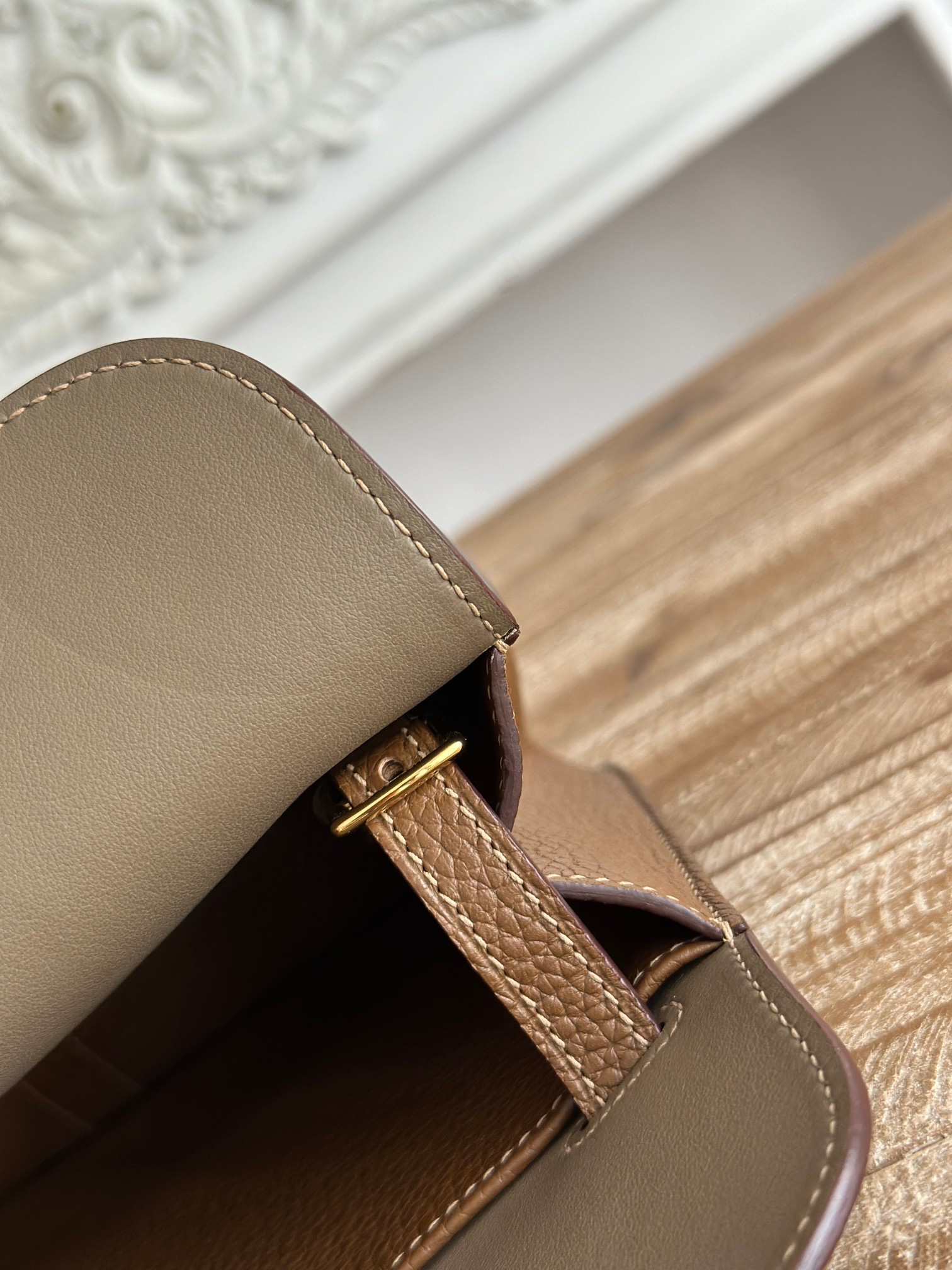 馬蹄包  半手工蠟線	Halzan	
 能滿足各種背法的!!
①手拎包②斜挎包③單肩包④手拿包
togo皮、五金細緻到油邊 無處不精緻√ 
尺寸：25cm