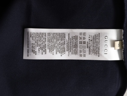 Gucci/古馳 24ss 胸口雙G刺繡Polo短袖
原購入，採用60支雙股250克重棉氨混紡雙面珠地面料，條紋相間拼色衣領定為雙系統提花定織扁機製成。GG互扣刺繡圖案採用進口田島機器，榻榻米刺繡搭配挨針繡工藝，刺繡非常的飽滿，精細針法綿密，以榻榻米刺繡工藝打底，挨針繡描廓邊緣及字母繡花，層次清晰豐富立體。前胸無明線無散口雙層面筒，袖口縫盤螺紋同為扁機織造，採用TAJIMA進口機台加工，人工手縫領標開背領標帶防偽芯片，紐扣開模天然塔羅貝炭黑刻字牛角扣，三標輔料同步定 制。經典翻領設計