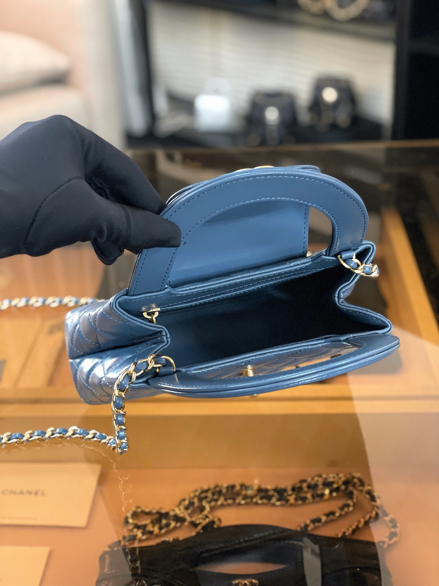 特▪️級 
🆕𝗖𝗵𝗮𝗻𝗲𝟭  
𝗞𝗲𝗹𝗹𝘆 手提鏈條包大號 霧霾藍

全網最熱🔥𝟤𝟦𝖯 𝗄𝖾𝗅𝗅𝗒手提袋
叱吒整個秀場，簡直美絕了〰️
簡約又復古的小手提很靈魂很舒適。
又乖又耐看，實在絕對愛不釋手❕

五金：厚鍍𝟤𝟦𝗄復古金
皮料：𝖵𝖾𝗅𝗂𝖾𝗋𝗊亮面小牛皮
尺寸： 𝟣𝟥*𝟣𝟫*𝟩 𝖼𝗆
4416