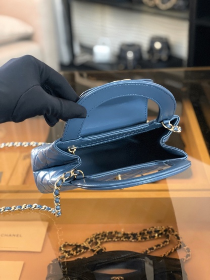 特▪️級 
🆕𝗖𝗵𝗮𝗻𝗲𝟭  
𝗞𝗲𝗹𝗹𝘆 手提鏈條包大號 霧霾藍

全網最熱🔥𝟤𝟦𝖯 𝗄𝖾𝗅𝗅𝗒手提袋
叱吒整個秀場，簡直美絕了〰️
簡約又復古的小手提很靈魂很舒適。
又乖又耐看，實在絕對愛不釋手❕

五金：厚鍍𝟤𝟦𝗄復古金
皮料：𝖵𝖾𝗅𝗂𝖾𝗋𝗊亮面小牛皮
尺寸： 𝟣𝟥*𝟣𝟫*𝟩 𝖼𝗆
4416