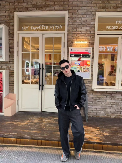 🔝CELINE賽琳CE 大C毛呢皮袖連帽外套
主體採用羊毛混紡面料，經特殊編織工藝打造，質地厚實而不失柔軟，呈現細膩的啞光光澤。羊毛纖維經過預縮處理，有效避免穿著後的變形與起球，同時保留天然的保暖性與透氣性。衣袖部分選用皮革，通過特殊處理賦予皮革細膩的粒面紋理與溫潤光澤，隨著穿著會逐漸形成獨特的使用痕跡，成為專屬的時光印記。內襯採用100%粘膠纖維，手感絲滑且垂墜感佳，與面料形成良好的內外呼應，提升穿著舒適度。
胸前C字貼飾採用毛巾繡工藝，以6mm粗細的紗線層層堆疊，形成飽滿的立體肌理。刺繡