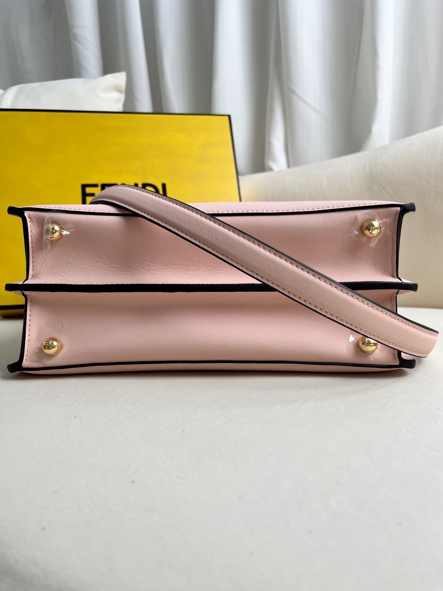 Peekaboo Iseeu 皮革手袋更多細節 Iconic Peekaboo ISeeU手袋，皮革材質，兩側綴以經典的扭鎖。柔和軟納帕皮革襯里，兩個隔層由硬質隔板隔開，配有系扣內部口袋和金色金屬件。手袋配有手柄和可調節、可拆卸式肩帶，可手提、肩背或斜挎。意大利製造 材質： 面料：牛皮革 里料：羊皮革 深度：11 長度 27 高度 21 
款號：0229