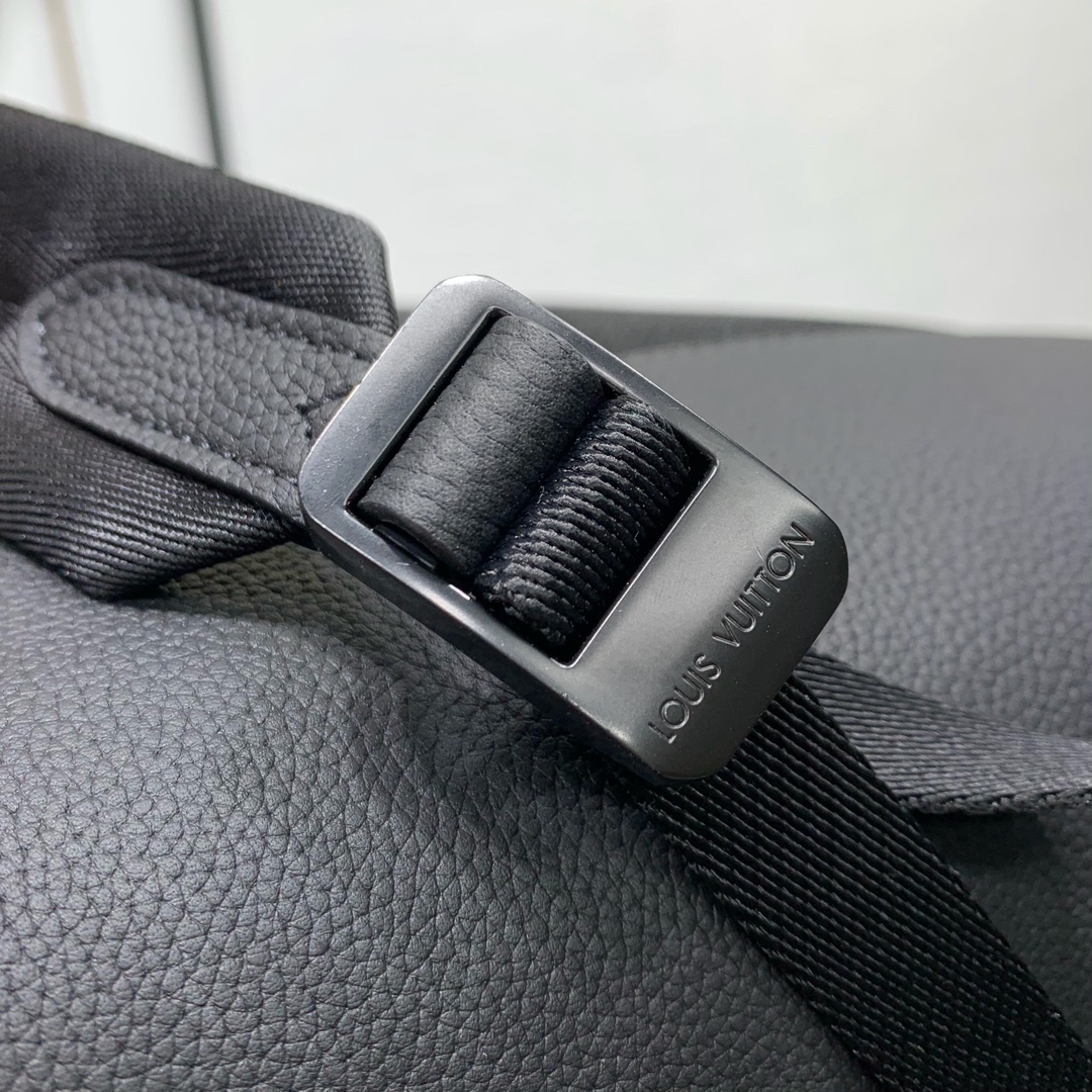 款號：M15259
       Discovery Work 雙肩包以蠟面牛皮革和織物內襯塑造寬敞構型，適宜收納日常所需。加襯隔層和貼袋可分別存放 14 寸筆記本電腦和手機，壓印 LV 字母的拉鍊外袋實現便捷取放。

42 x 19 x 32 釐米
(高 x 寬 x 長度)