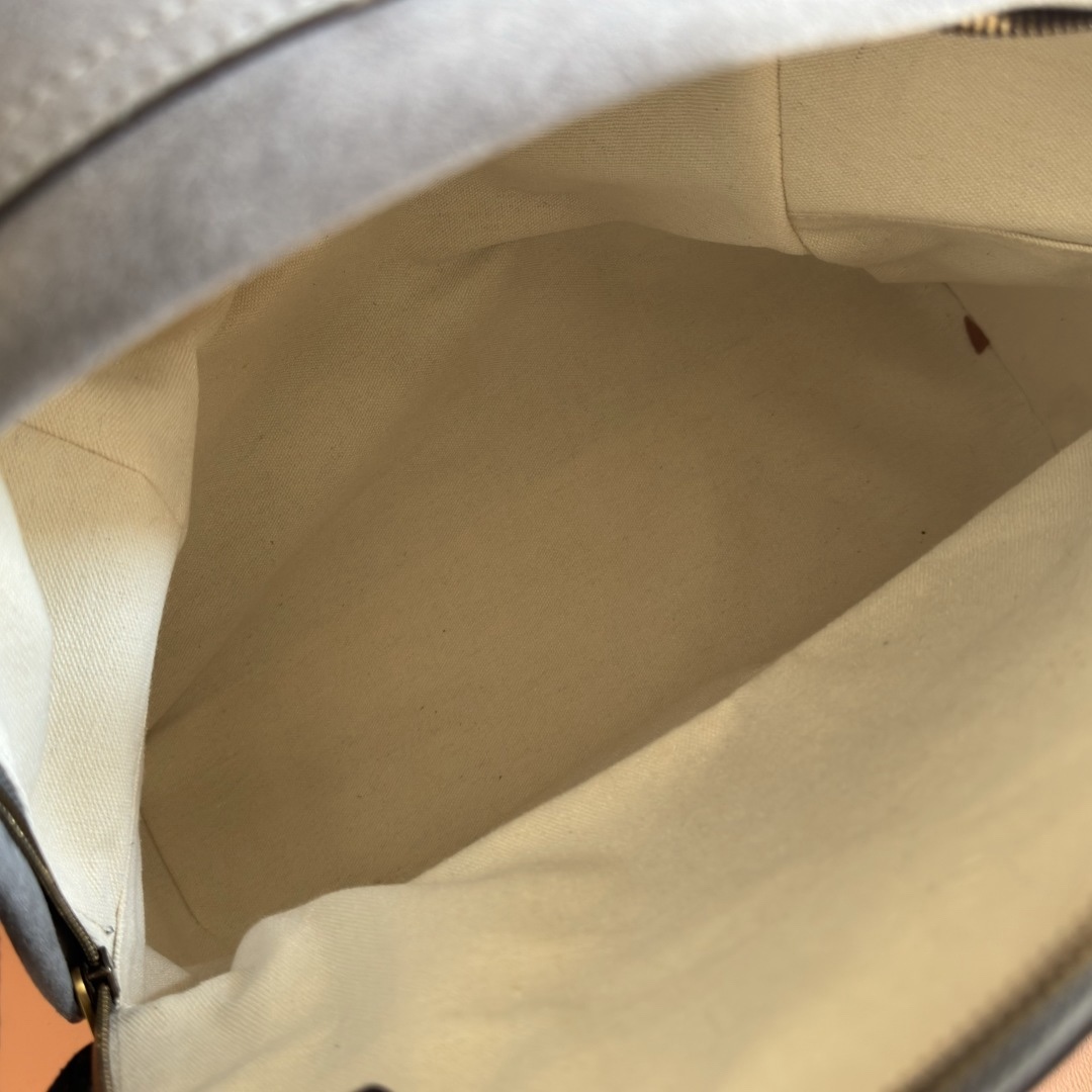 💋💋💋《配全套原廠專櫃包裝》【新品】Ophidia系列匠心選用白色配色，搭配經典廓形與新增功能性設計，甄選觸感柔軟的織物打造。這款背包以柔軟GG Supreme材質打造，匠心綴飾雙G標識和紅綠織帶細節。
