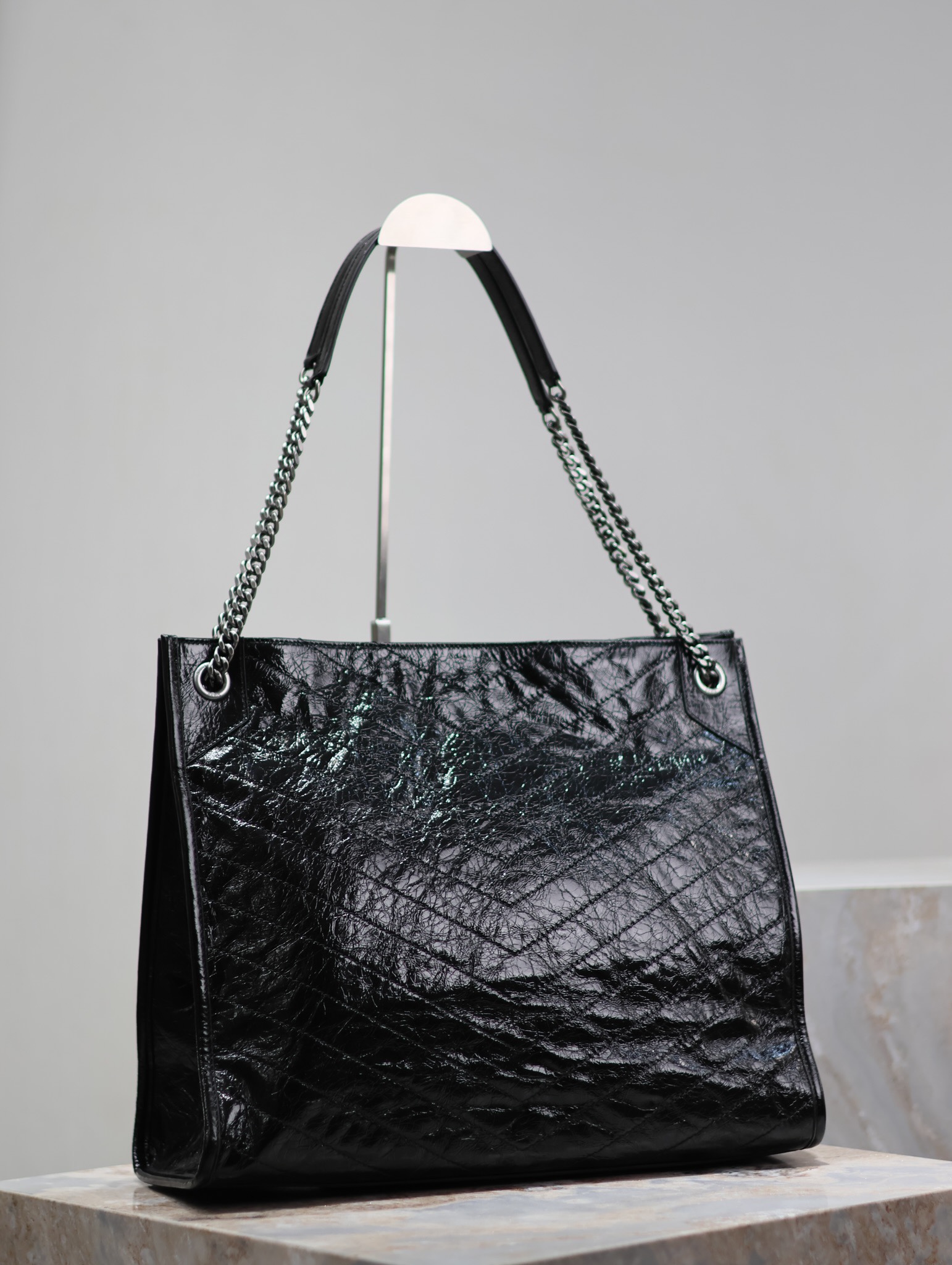 【New】
Niki shopping bag_大號
意大利進口抓皺油蠟牛皮，五金是全牛皮包裹，工藝十分精湛！包袋中間有磁吸扣，保障了包包使用的安全性；內里有一拉鍊隔層及敞口插槽設計可放手機及零錢卡片，方便拿取，不會出現因為是大包而出現找不到東西的情況；包包自重非常輕，容量又足夠大，公文包、旅行包、購物袋、媽媽包隨意切換，實用性爆表！
型號：577998
尺寸：39×31.5×12.5cm