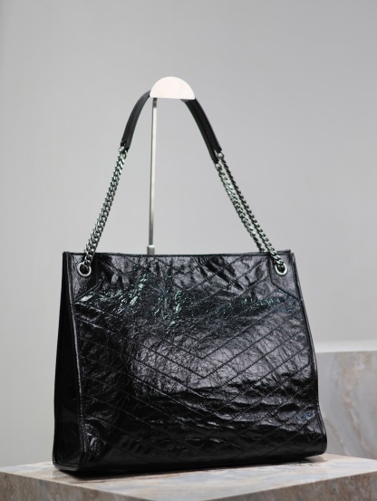【New】
Niki shopping bag_大號
意大利進口抓皺油蠟牛皮，五金是全牛皮包裹，工藝十分精湛！包袋中間有磁吸扣，保障了包包使用的安全性；內里有一拉鍊隔層及敞口插槽設計可放手機及零錢卡片，方便拿取，不會出現因為是大包而出現找不到東西的情況；包包自重非常輕，容量又足夠大，公文包、旅行包、購物袋、媽媽包隨意切換，實用性爆表！
型號：577998
尺寸：39×31.5×12.5cm