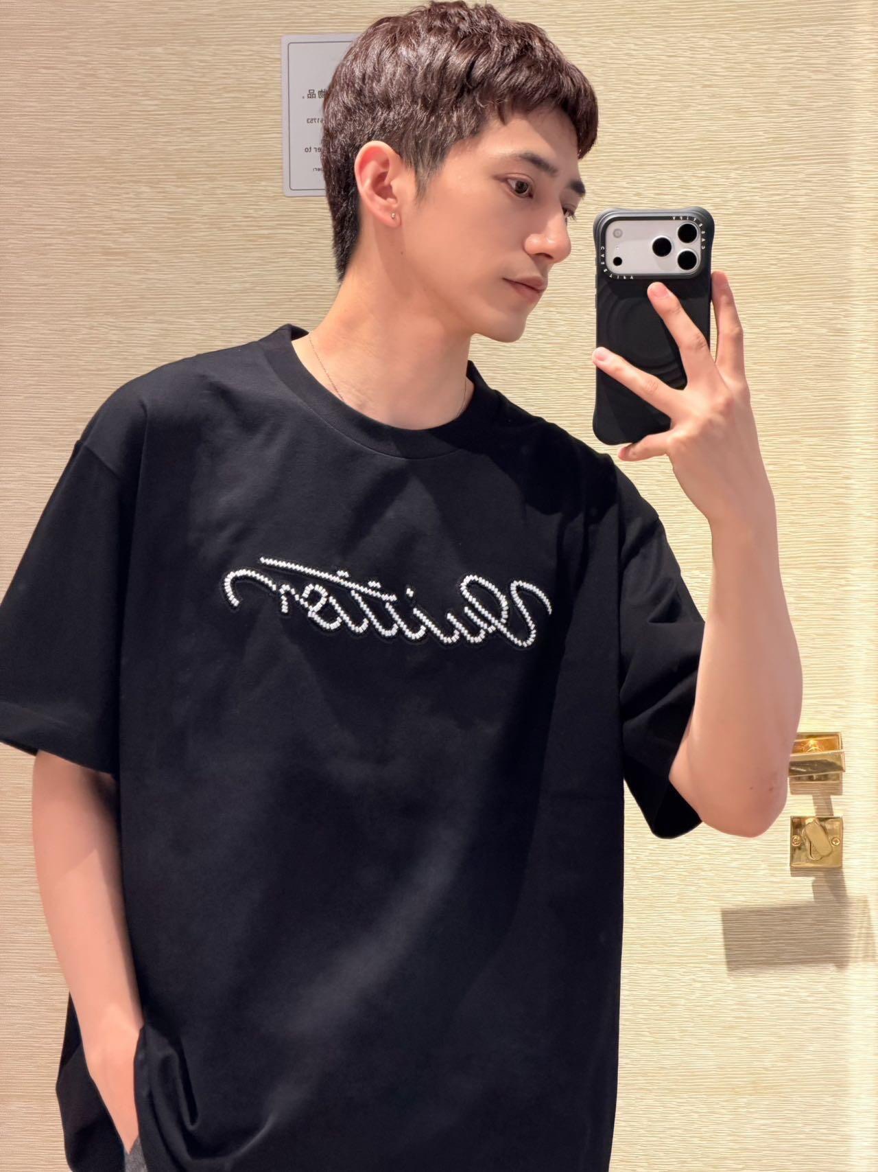 🔝LOUIS VUITTON LV 串珠刺繡標識短袖T恤
正品10400購入，32支緊密精梳棉，配套1*1羅紋，毛料酵洗，進口刺繡，定制1：1繡珠繡片，定制1：1商標，寬松版型
A Size：S-XL