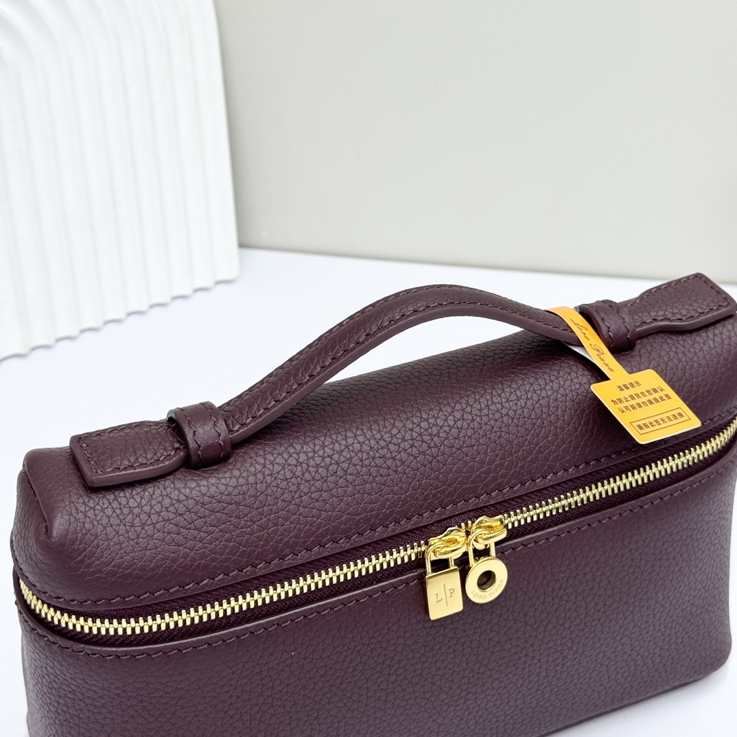 𝓸𝓻𝓸 𝓟𝓲𝓪𝓷𝓪諾悠翩雅
𝑬𝒙𝒕𝒓𝒂 𝑷𝒐𝒄𝒌𝒆𝒕 𝑳𝟏𝟗 
這是一款大開口結構的功能性設計的手拿包，經典風格和簡約設計的組合體。包身採用進口原廠小牛皮材質，輕微的錘紋呈現優雅的紋理，內里採用進口原廠小羊皮。皮革手柄和可拆卸肩帶，可打造出不同背法實用百搭。雙向拉鍊開合，搭配My Charms銀色金屬掛飾。（LP特級全鋼配件五金）
size：11×19×6.5cm
貨號：FAN4046
配套全套專櫃禮盒包裝🎁