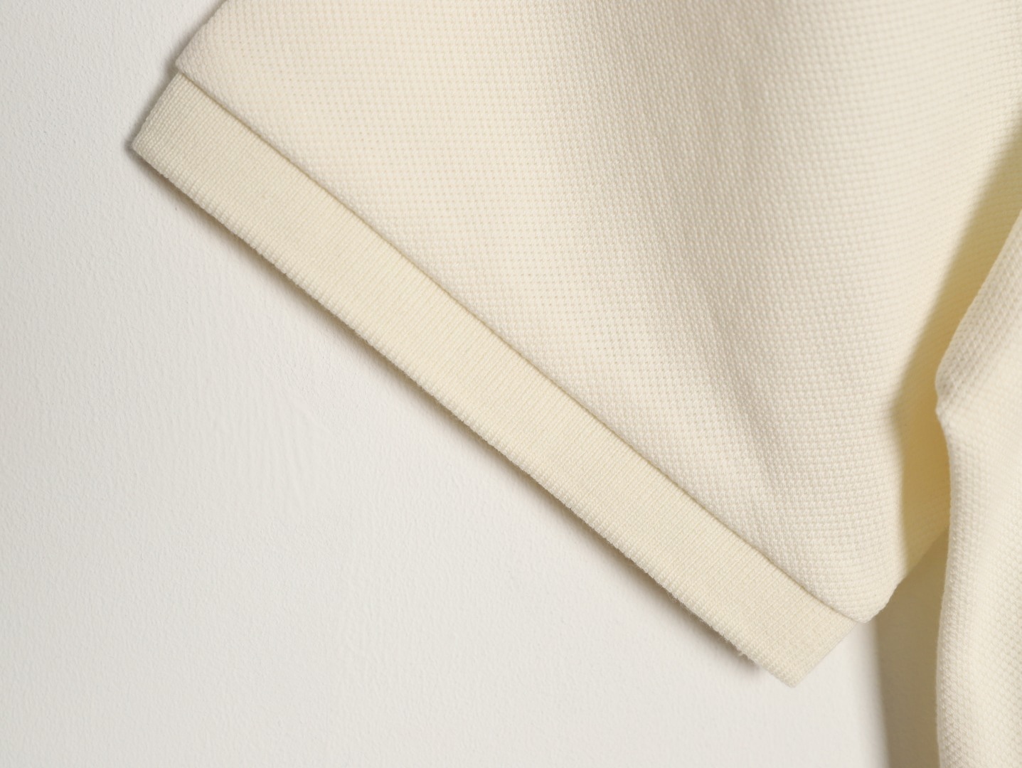 Gucci/古馳 24ss 胸口雙G刺繡Polo短袖
原品購入，採用60支雙股250克重棉氨混紡雙面珠地面料，條紋相間拼色衣領定為雙系統提花定織扁機製成。GG互扣刺繡圖案採用進口田島機器，榻榻米刺繡搭配挨針繡工藝，刺繡非常的飽滿，精細針法綿密，以榻榻米刺繡工藝打底，挨針繡描廓邊緣及字母繡花，層次清晰豐富立體。前胸無明線無散口雙層面筒，袖口縫盤螺紋同為扁機織造，採用TAJIMA進口機台加工，人工手縫領標開背領標帶防偽芯片，紐扣開模天然塔羅貝炭黑刻字牛角扣，三標輔料同步定 制。經典翻領設計